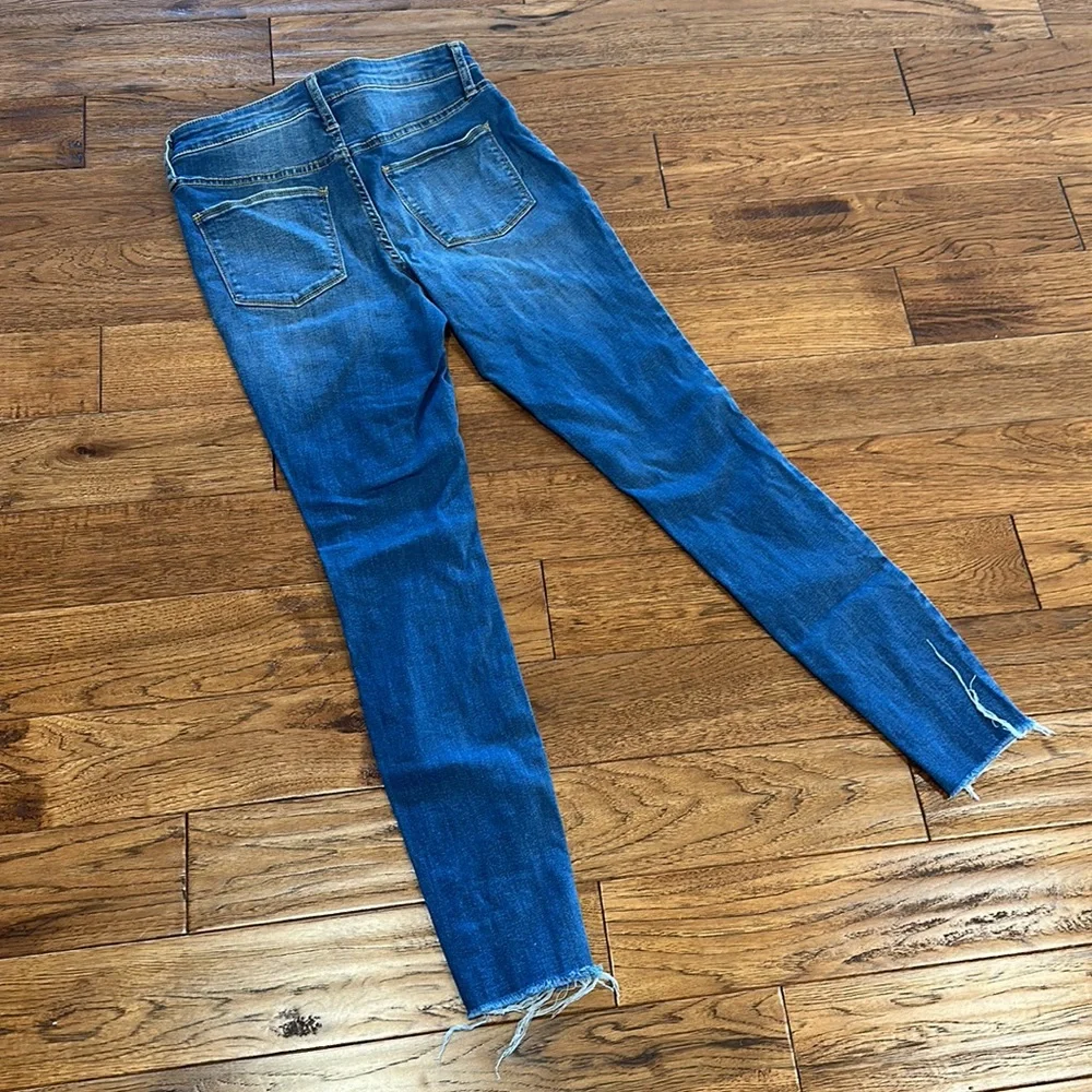 Like New Women’s Universal Thread Jeans - Picture 5 of 7